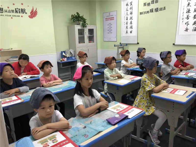 教室內學員端正坐姿